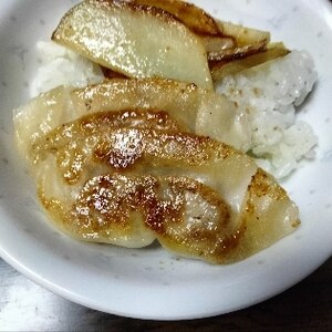 新じゃがバター炒めと焼き餃子丼